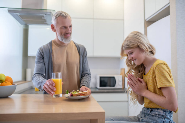 Un padre y una hija en la cocina desayunando - Foto, Imagen