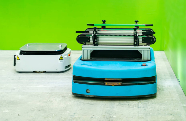 skladový robot auto nese kartónové krabice montáž v továrně - Fotografie, Obrázek