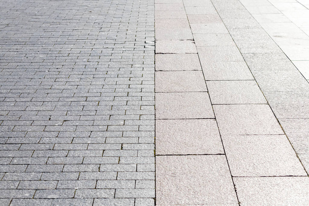 A estrada é pavimentada com pedras cinzentas, vista superior. textura de pedra, telhas de pedra ao ar livre - Foto, Imagem