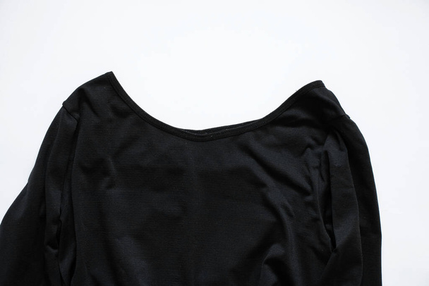 μαύρο φανελάκι σε λευκό φόντο, μαύρο γυναικείο μπουφάν σε λευκό φόντο, γυναικεία ρούχα - Φωτογραφία, εικόνα