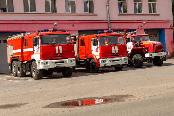 Três caminhões de bombeiros, vermelho, pronto para mover sob demanda. - Foto, Imagem