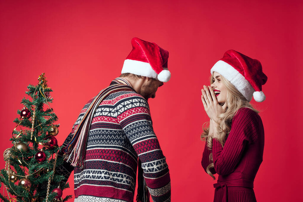 jeune couple arbre de Noël jouets décoration vacances - Photo, image
