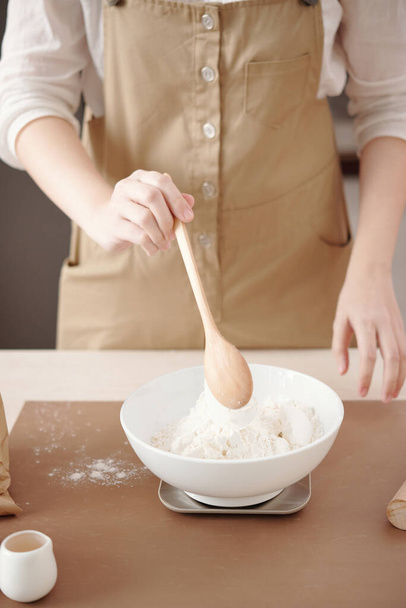 Kobieta pomiaru mąki - Zdjęcie, obraz