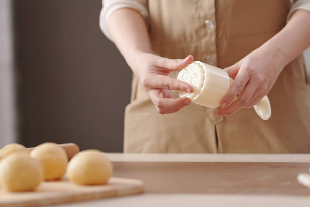 Mulher preparando Mooncake Form - Foto, Imagem