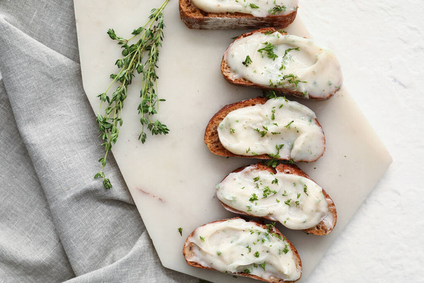 Pezzi di pane fresco con strutto spalmato su fondo bianco - Foto, immagini