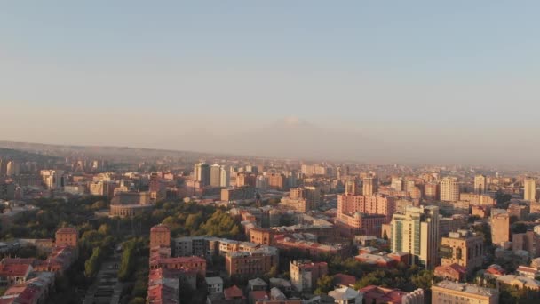Vista panorámica estática aérea de la ciudad Panorama de Ereván con fondo de montaña de Ararat; edificios arquitectónicos de la ciudad, Monte Ararat, Armenia en día claro con mañana brumosa en la ciudad. Fondo cielo espacio negro - Imágenes, Vídeo