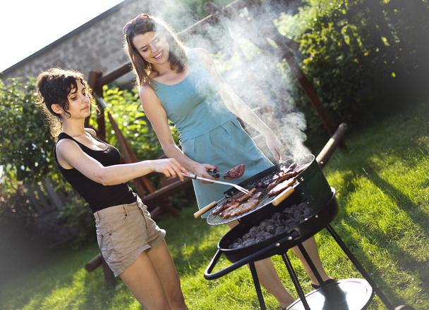 lányok, hogy az élelmiszer-grill - Fotó, kép