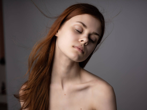 hezká žena atraktivní vzhled holá ramena luxusní studio - Fotografie, Obrázek