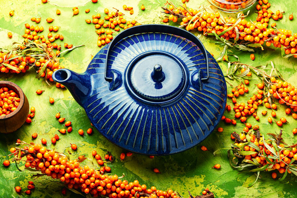 Genezing van thee met duindoorn. Natuurlijke verse thee van herfstbessen. - Foto, afbeelding