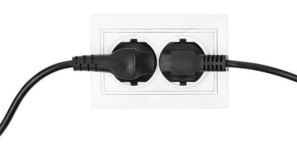 Doppelte Stromversorgung europäische Stecker isoliert auf einem weißen. Schwarzes Stromkabel in weiße Steckdose auf weißem Hintergrund gesteckt - Foto, Bild