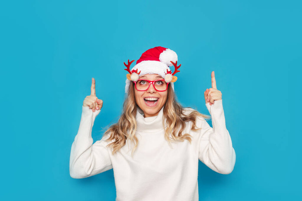 portrait of a beautiful young woman in santa hat and glasses   - Foto, Imagem