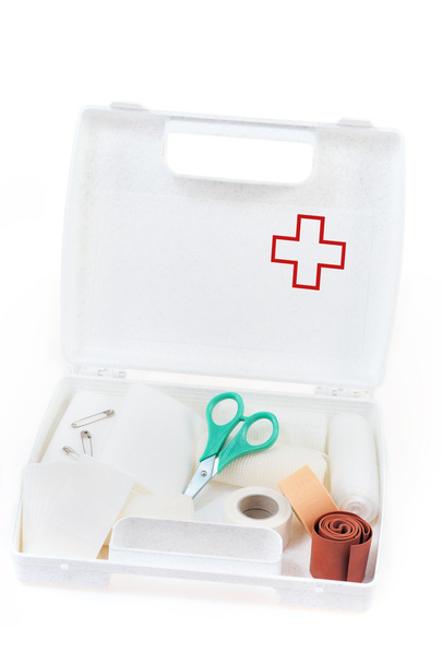 Kit abierto de primeros auxilios aislado sobre fondo blanco
 - Foto, imagen