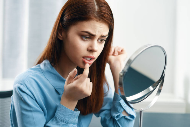 mujer mirando en el espejo cosméticos cuidado personal - Foto, Imagen