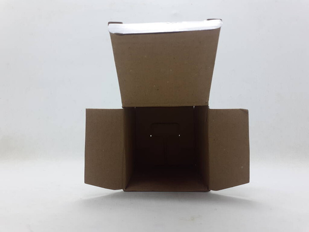 Malé bílé skládací papírové krabice v bílém izolačním pozadí - Fotografie, Obrázek