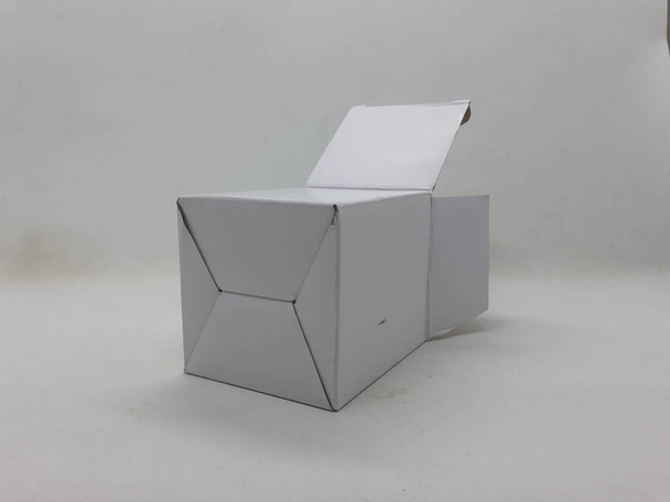 Beyaz izolasyon arka planında küçük beyaz katlanabilir karton kutular - Fotoğraf, Görsel