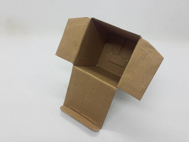 Une petite boîte en papier pliable blanc dans un fond d'isolement blanc - Photo, image