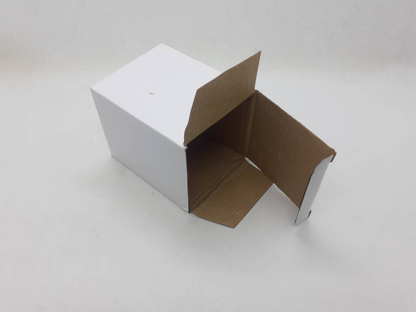 Un piccolo bianco scatole di carta pieghevoli in sfondo bianco isolamento - Foto, immagini
