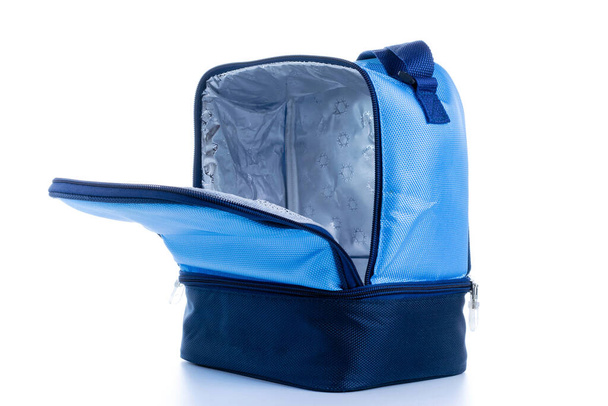 Bolsa azul. Congelador de camping, refrigerador para almuerzo frío aislado sobre fondo blanco. Bolsa azul para viajar, picnic - Foto, imagen
