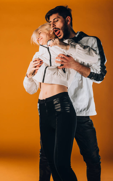 Body laukaus houkutteleva mies ja nainen malleja poseeraa moderneissa vaatteissa - Valokuva, kuva