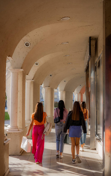 Neljä hämmästyttävää tytöt ovat menossa ostoksille yhdessä ollessaan rennosti pukeutunut - Valokuva, kuva
