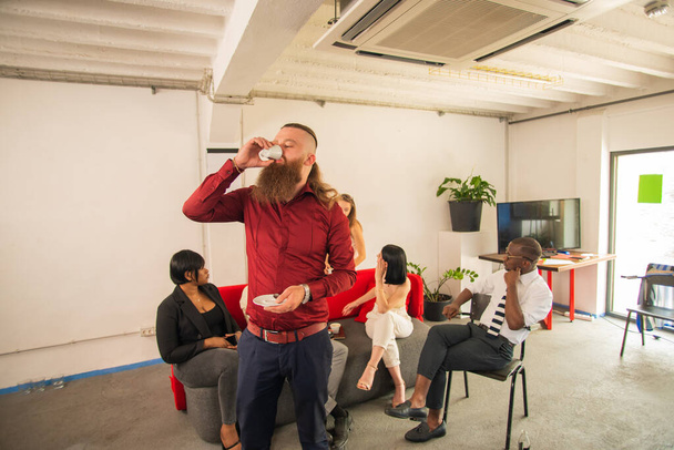 Grupo de pessoas de negócios multi-raciais estão tendo um trabalho forma pausa enquanto bebe café - Foto, Imagem