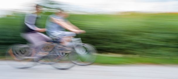 dva teenageři cyklistů - Fotografie, Obrázek