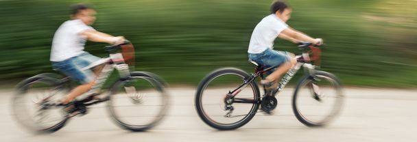 Dos ciclistas adolescentes
 - Foto, imagen