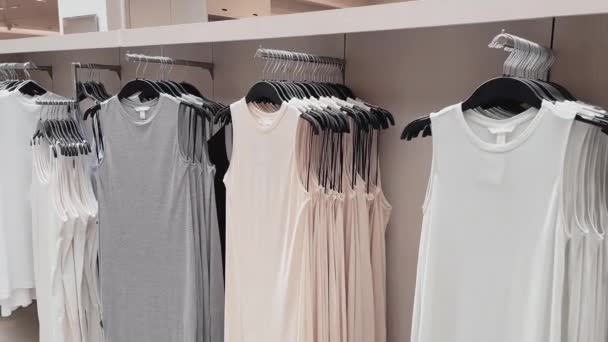 Módní, koncept maloobchodu a nakupování, sortiment stylového oblečení na ramínkách v oděvním obchodě - Záběry, video