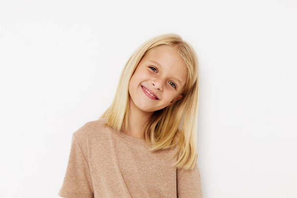 Bej tişörtlü küçük tatlı kız yaşam tarzı konsepti - Fotoğraf, Görsel