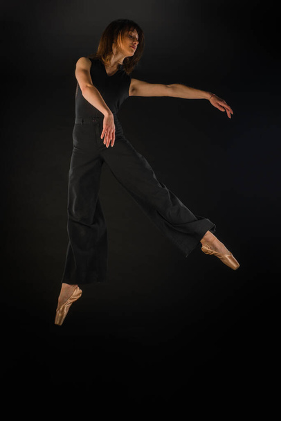 Ballerine fait un saut de ballet parfait tout en tenant parfaitement sa posture - Photo, image