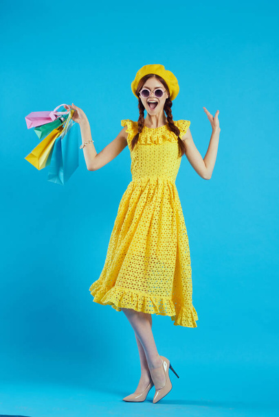 cheerful woman with multicolored bags posing isolated background - Foto, Bild
