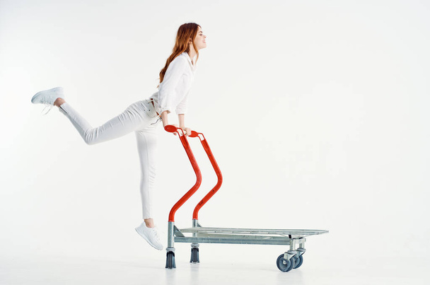 Femme promenades dans un chariot de transport de marchandises travail services de rendu - Photo, image