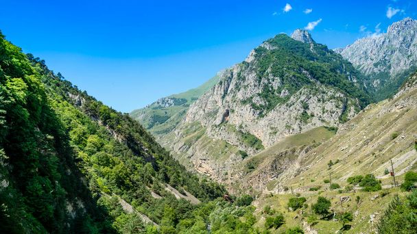 Photo Vue sur la montagne dans la gorge, Ossétie du Nord, Russie. Rochers impénétrables, montagnes majestueuses et forêts. - Photo, image