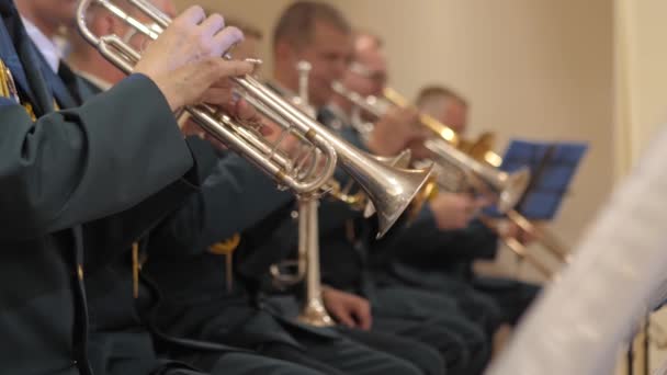 Brass military band.Hands close-up playing instruments.L'orchestre joue à l'intérieur. - Séquence, vidéo