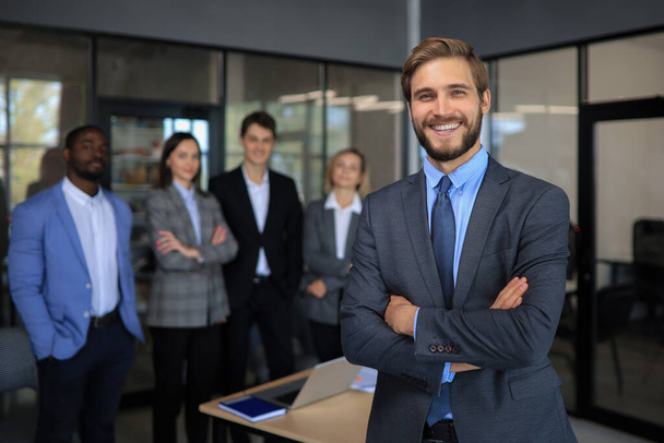 Businessman with colleagues in the background in office - Foto, Imagem