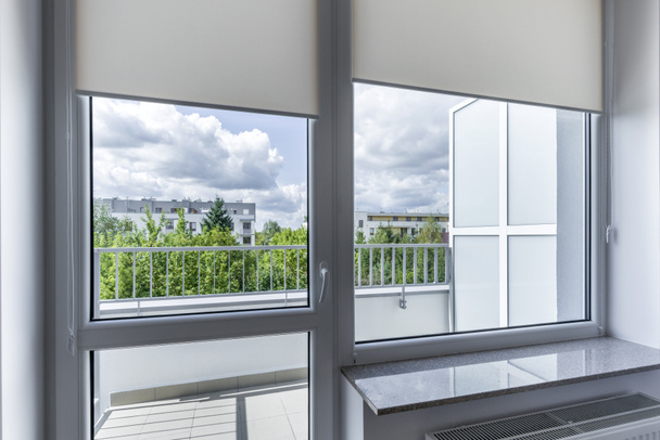 kisméretű, gazdaságos szoba ablak - Fotó, kép