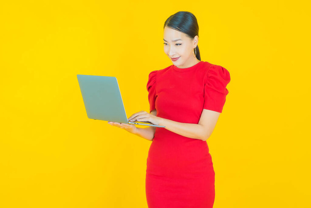 Portré gyönyörű fiatal ázsiai nő mosoly számítógép laptop elszigetelt háttér - Fotó, kép