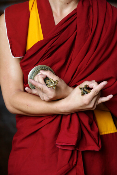 Wadżra i Dzwonek. Tybetański mnich. Nepal.  - Zdjęcie, obraz