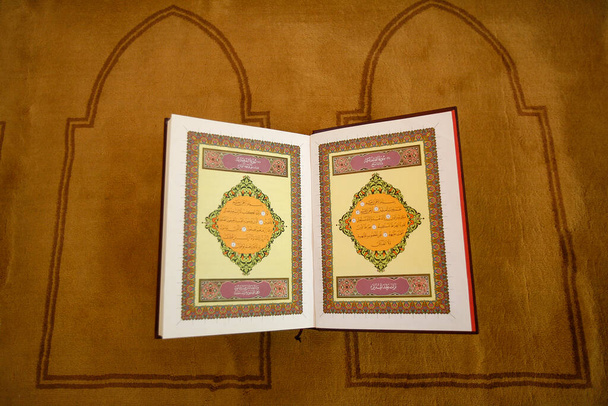 Quran abierto. primera página. Suiza. - Foto, imagen
