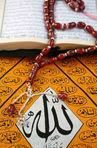 Κοράνι, κομπολόι και καλλιγραφία Αλλάχ. Σύμβολο του Ισλάμ. Γαλλία.  - Φωτογραφία, εικόνα