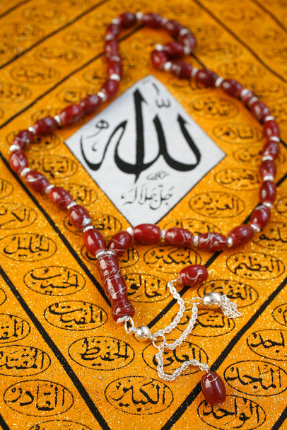 Symboles de l'Islam. Perles de prière et caligraphie Allah. France.  - Photo, image