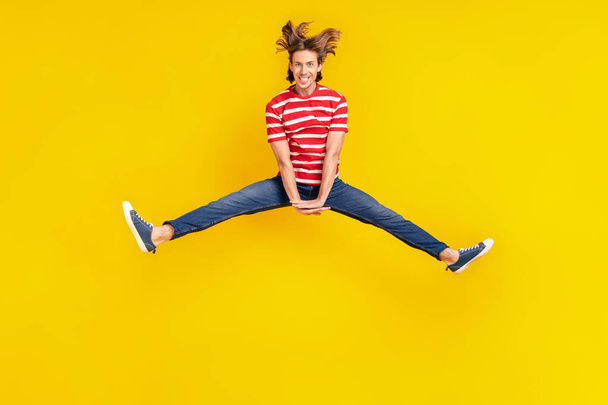 Volledige lengte lichaamsgrootte uitzicht van aantrekkelijke vrolijke gek kerel springen plezier geïsoleerd over helder gele kleur achtergrond - Foto, afbeelding