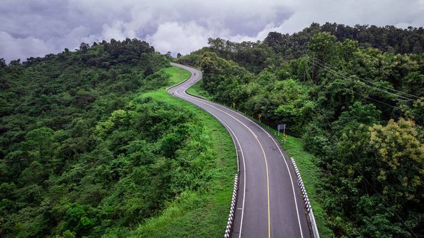 Δρόμος Νο.3 ή ουρανός στο Root 1081 πάνω από την κορυφή των βουνών με πράσινη ζούγκλα στο Santisuk - Bo Kluea District, επαρχία Nan, Ταϊλάνδη. - Φωτογραφία, εικόνα
