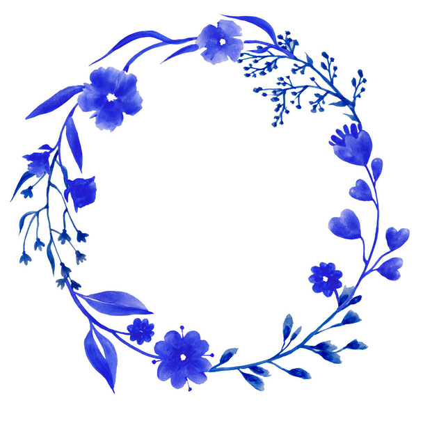 Cirkel gemaakt van blauwe Lentebloemen op witte achtergrond. Bovenaanzicht. Frame van bloemen. - Foto, afbeelding