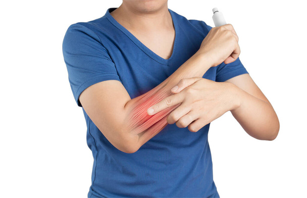 pijnstillers aanbrengen op onderarm, onderarm spierpijn door ontsteking - Foto, afbeelding