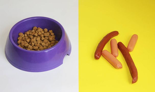 comida seca para perros en un plato y embutidos de carne
 - Foto, Imagen