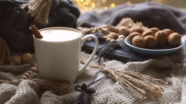 stile scandinavo mattina accogliente con alcune coperte a maglia, tazza di cacao, confezione regalo, umore invernale e festivo, atmosfera cristmas - Filmati, video