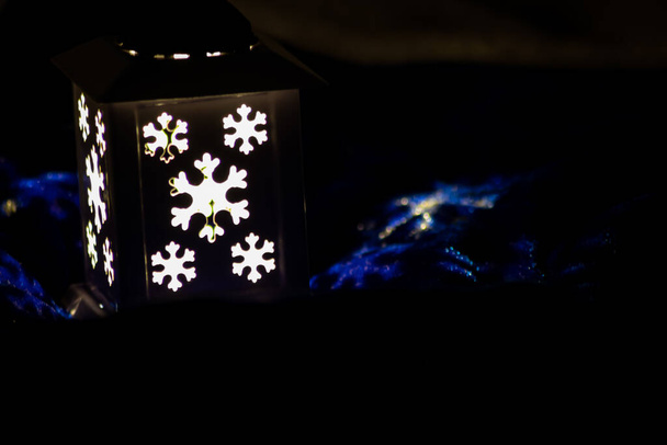 Romantická vánoční světla osvětlují temný svatý večer v adventní době záře v noci s romantickou náladou Vánoční ozdoby a vánoční dekorace - Fotografie, Obrázek