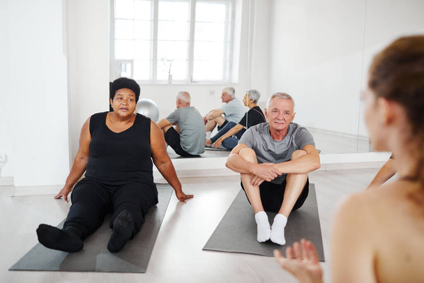 Senioren praktizieren Yoga im Studio - Foto, Bild