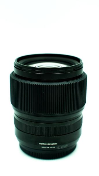 Fujifilm GF 80 mm f1.7 R WR linssi on musta. Valkoinen tausta, makro ja objektiivi keskikokoiselle kameralle. - Valokuva, kuva